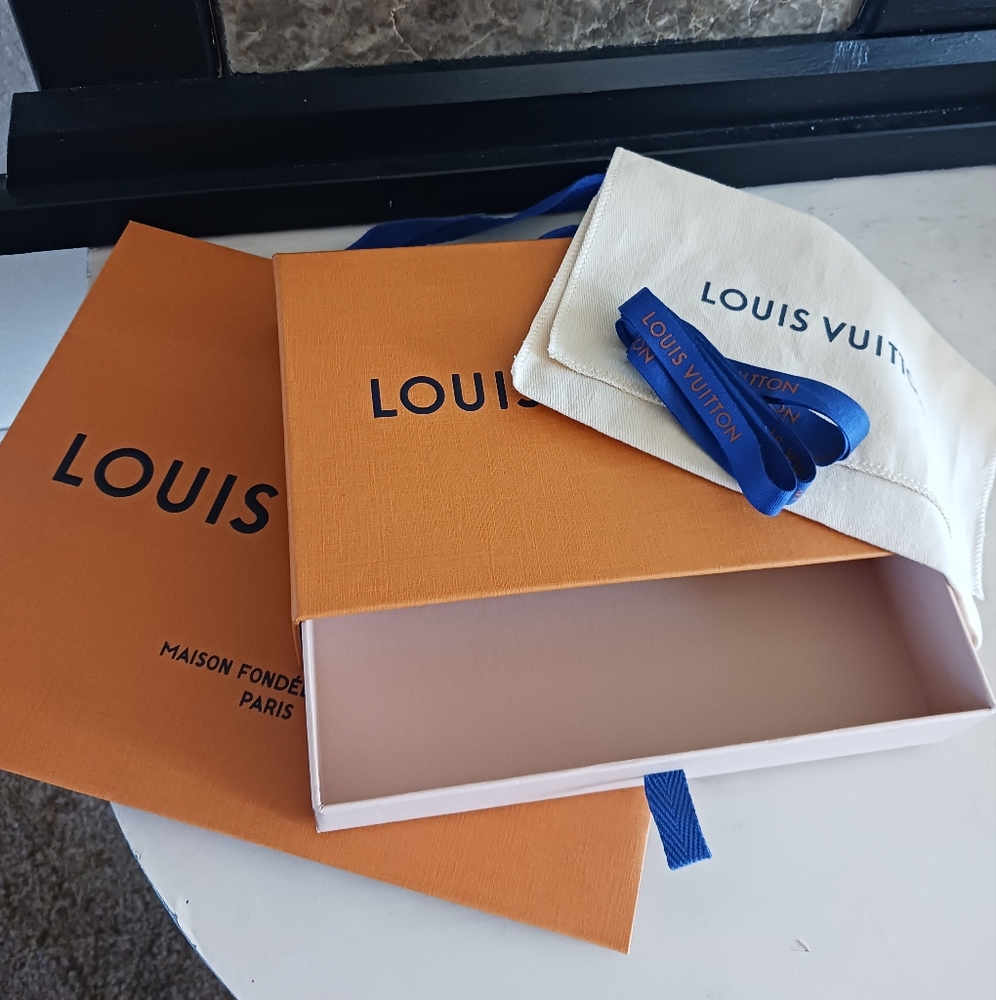 Louis Vuitton Box‎ And Accessories